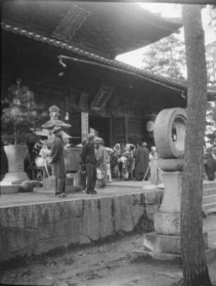Tempel, wahrscheinlich in Nara-Park : Ansicht mit Besuchern