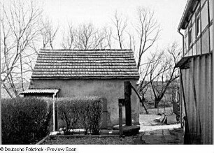 Handschwengelpumpe : Häusleranwesen (1. H. 19. Jh.). Handschwengelpumpe und Hofgebäude