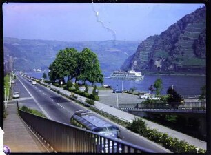 Oberwesel: von der Fußgängerbrücke über die Bundesstraße auf Rhein, mit M.S. Prinses Margriet