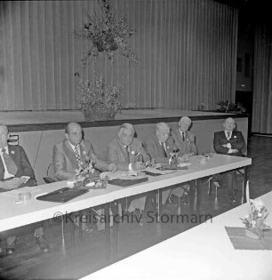 Kreishandwerkerschaft Stormarn: Oldesloer Festhalle: 5. Jahrestreffen: der Tisch des Versammlungspräsidiums mit Wilhelm Russmeier, stellvertretende Kreishandwerksmeister, Otto Löw, Kreishandwerksmeister, Wilhelm Marx, Präsident der Handwerkskammmer Lübeck, Edmund Helbig, Präsident der Handwerkskammer Hamburg und Ehrenkreishandwerksmeister Walter Reichler