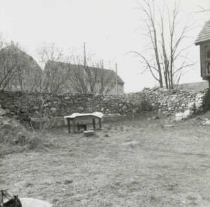 Gehöft : Gehöft (Baubeginn 18. Jh.). Hofecke mit Sandsteintrögen (ehemalige überdachte Tränke) vor Feldsteintrockenmauer