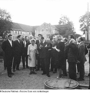 10000. Patenkind (Zirkus?, Delegartion mit Krolikowski bei Familien?, Versammlung, Baby,