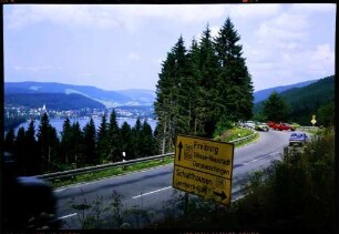 Titisee: Titisee von der Saiger Höhe an der Einmündung der Saiger Straße in die B 317, mit Schild
