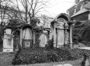 Petersfriedhof / Kreuzigungsgruppe / Grabmale (Friedhof); Frankfurt, Bleichstraße , Bleichstraße 33, Peterskirche , Stephanstraße , Stephanstraße 6