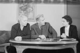 Reportage aus dem Ministerium für Volksbildung der DDR : Paul Wandel (Minister für Volksbildung und Jugend) mit den Staatssekretärinnen des Ministeriums für Volksbildung Elisabeth Zaisser (links) und Ruth Fabisch (rechts)
