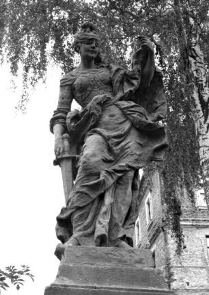 Skulptur, allegorische Darstellung: "Die Gerechtigkeit" (Kopie). Skulptur aus der Reihe "Die zwölf Tugenden".