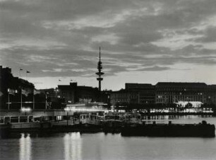 Blick über die Alster auf das Hotel Vier-Jahreszeiten in Hamburg, Abendstimmung