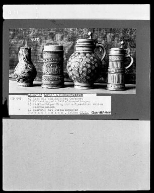 a) Krug mit eingeritztem Ornament, b) Walzenkrug mit Reliefdarstellungen, c) dickbauchiger Krug mit aufgesetzten weißen Sternblümchen d) Bierkrug mit Streifenmuster