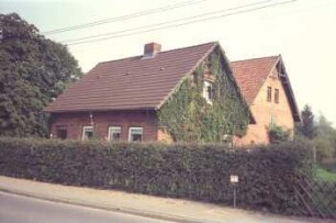 Klein Hansdorf: Dorfstraße (6): traufständiges Backsteinhaus: Straßenfront: Giebelseite mit Kletterpflanzen: rechts Giebelseite Wirtschaftsgebäude