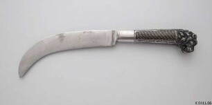 Hippe / Gartenbesteck bestehend aus Gartenplötze, Scheide, Säge, großem Messer, kleinem Messer, Hippe, Okuliermesser, Feile, Pfriem, Bohrer, Falzbein und Meißel
