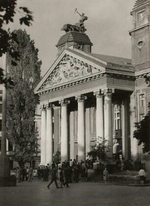 Sofia. Nationaltheater (1906; F. Fellner, H. Helmer). Portikus