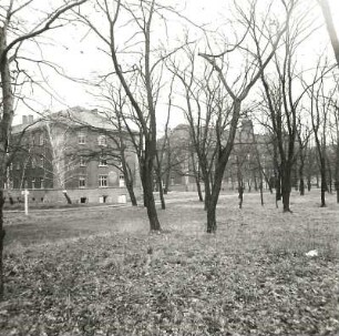 Cottbus, Paul-Hornick-Straße. Paul-Hornick-Kaserne (um 1936). Anlage mit Wohnhaus und Torhaus. Straßenseite von Nordosten