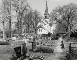 Ottendorf-Okrilla, Friedhof : Ottendorf-Okrilla. Friedhof. Blick über die Grabanlagen nach Westen zur Dorfkirche