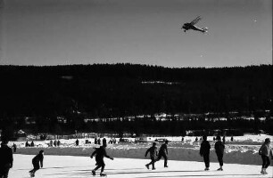 Titisee: Eisbahn und gestartete Flugzeuge