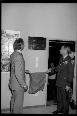 S/w-Fotografie: Eröffnung des Soviet Soldier Display im "McNair Museum" in Berlin-Lichterfelde