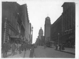 San Francisco, Market Street. Blick von der Powell Street gegen Emporium Building (1896; A. Pissis) mit Aufschrift "1915" (Werbung für die Pan Pacific Exposition 1915) und Claus Spreckel's Call Building (1898; J. und M. Reid)