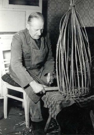 Korbflechterei in Klein Neida : Handwerkstechniken - Korb- und Besenmacherei. Ort: Wojerecy / Hoyerswerda. Matej Tillich beim Korbflechten, Klein Neida