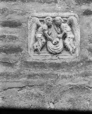 Relief über dem Portal: Zwei Engel, eine Seele tragend