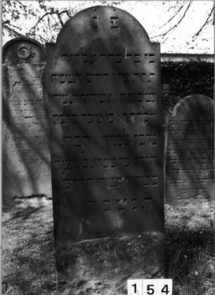 Grabstein 154 (Index: 99629655) Material: Sandstein Zustand: sehr gut Maße HxBxT: 149x57x9 cm Beschreibung: Stele mit eingezogenem Rundbogenabschluß: Grabstein 154