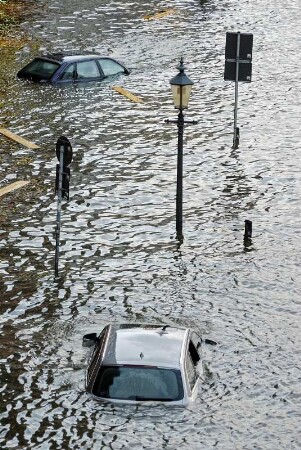 Der erste Herbststurm, Hochwasser in Hamburg am Fischmarkt. Diese Auto-Fahrer haben es versaeumt, ihre PKW rechtzeitig zu entfernen. Die Feuerwehr hat Seitenfenster geoeffnet, damit das Auto stehen bleibt und nicht zu einer schwimmenden Gefahr werden kann. 09.11.2007