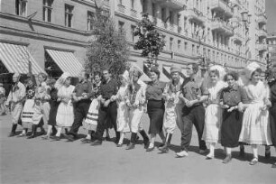Sorbische Volkstanzgruppe zieht durch eine Stadt (Berlin?)