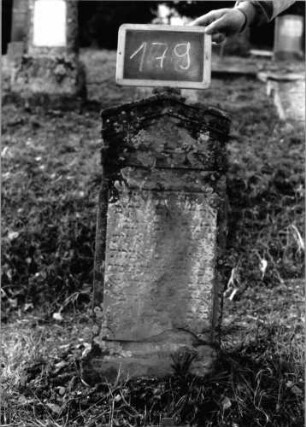 Grabstein 179 (Index: 100090506) Material: Sandstein, weiße Marmorplatte Zustand: beschädigt/verwittert m. groß. Textverlust Maße HxBxT: 82x30x9 cm Beschreibung: St. , profiliert. Sockel, giebelart. Abschluß m. klein. Verdach. , rechteck. Schriftplatte Symbolik: Diamantfries: Grabstein 179