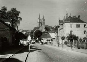 Oschatz, Blick auf die Stadtkirche St. Ägidien : Oschatz. Dresdner Straße. Blick vom südöstlichn Rand der Altstadt gegen die Stadtkirche Sankt Ägidien