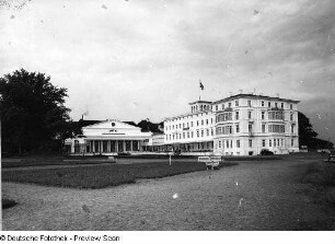 Kurhaus : Blick über den Kurplatz zu Kurhäusern (1814-1816, C. T. Severin; 1795-1796, J. C. H. v. Seydewitz; um 1875)