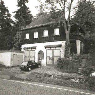 Cossebaude-Niederwartha, Meißner Straße 13. Villa (Herrschaftlicher Sommersitz) (1919). Verwalterwohnhaus mit Garagen