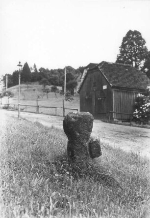 Schwedenkreuz : Sebnitz-Hertigswalde, Dorfstraße. Schwedenstein, Steinkreuz, linker Arm abgeschlagen