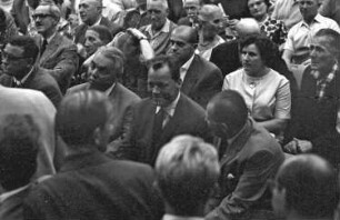 Freiburg: Stadthalle; Willy Brandt zwischen den Stuhlreihen; sitzend