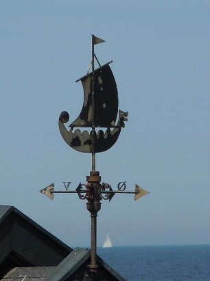Vang - Wetterfahne : Ein Segelschiff als Wetterfahne, aufgenommen am 1. August 2010 im Fischerdorf Vang auf der dänischen Ostseeinsel Bornholm