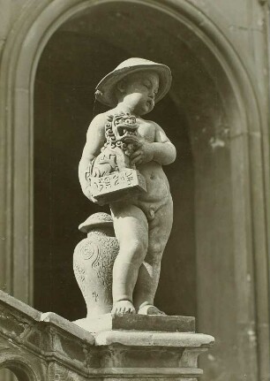 Putto mit chinesischem Porzellan : Dresden, Johanneum, Stallgebäude, Putto mit chinesischem Porzellan am linken Aufgang der Englischen Treppe