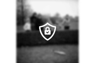 Meisenweg: Panzerfaust im Vorgarten: hinter Hecke vier Jungen und zwei Mädchen: dahinter Rasen, Büsche, Bäume und Wohnhäuser: 26. November 1966