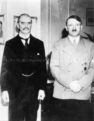 Neville Chamberlain und Adolf Hitler nach ihrer Besprechung in Godesberg