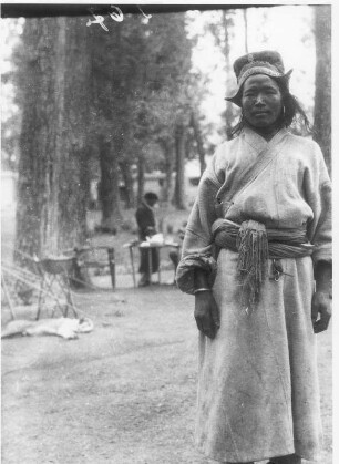 Indien. Kashmir. Ladakh. Leh. Expeditionslager mit Ladakhi-Trägerin in Volkstracht