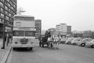 Berlin: Bus und Pferdegespann