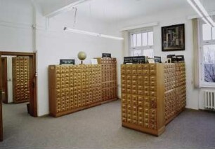 Sächsische Landesbibliothek - Staats- und Universitätsbibliothek Dresden. Zentralbibliothek (ehem. Landesbibliothek). 1. Obergeschoss. Abteilung Information, Auskunft, Schlagwortkatalog und Sächsische Bibliographie : Dresden-Neustadt, Marienallee 12. Sächsische Landesbibliothek - Staats- und Universitätsbibliothek Dresden. Zentralbibliothek (ehem. Landesbibliothek). 1. Obergeschoss. Abteilung Information, Auskunft, Schlagwortkatalog und Sächsische Bibliographie