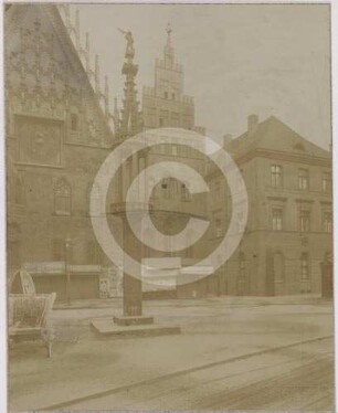 Staupsäule vor dem Rathaus Breslau von SO