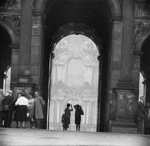 Dresden-Altstadt. Sempergalerie (1847-1855, G. Semper). Durchgang