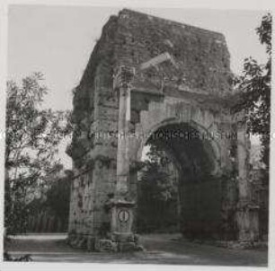 Rom, Stadttor Porta San Sebastiano in der Aurelianischen Mauer, Drususbogen