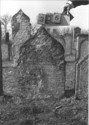 Grabstein 305 (Index: 99786505) Zustand: oberer und linker Teil abgeblättert Maße HxBxT: 87x56x9 cm: Grabstein 305
