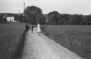 Drei Frauen auf einem Spaziergang in Dresden-Laubegast