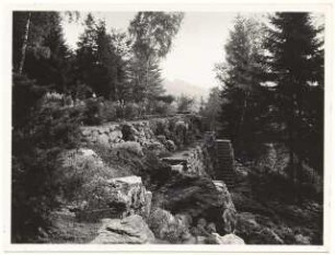 Garten Stuiber Böhmerwald: Treppe und Mauern im Garten