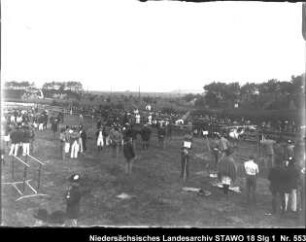 Turnfest der Turnvereine in Wolfenbüttel Enthält: Turner an Reck und Barren und Zuschauermenge