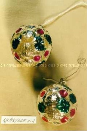 Historischer Christbaumschmuck: 2 Kugeln, bemalt, Geranienblätter und -blüten
