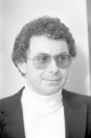 BNN-Interview mit Realschullehrer Peter Baumbusch zur Ausstellung der Drais-Realschule "Menschenrechte in unserer Zeit"