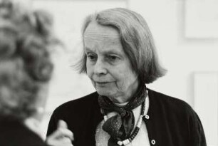 Die Galeristin und Künstlerin Betty Parsons bei der Eröffnung der Saul Steinberg-Ausstellung in ihrer Galerie