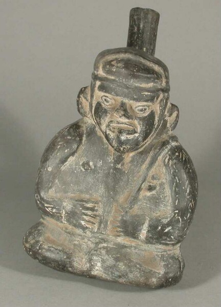 Figure anthropomorphe assise