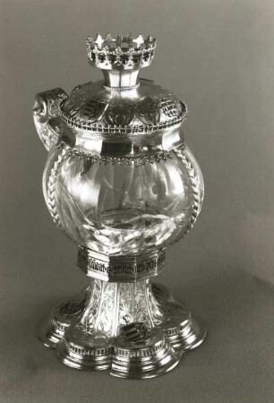 Hedwigspokal : Sog. Hedwigspokal. Kristall, Gold, Email; Höhe 24 cm. Krakau (Fassung), Frankreich (Kristall). E. 14. Jh. Dresden: Grünes Gewölbe V 294